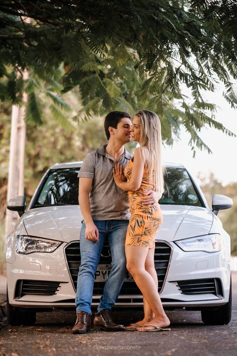 Ensaio de casal com carro'