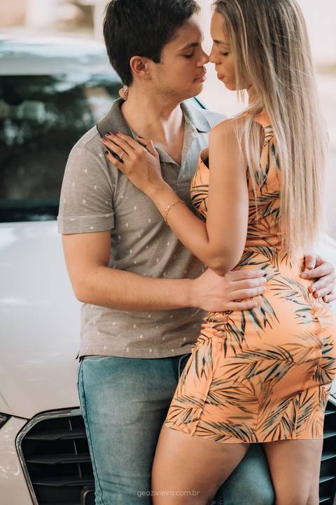 foto de casal com carro'