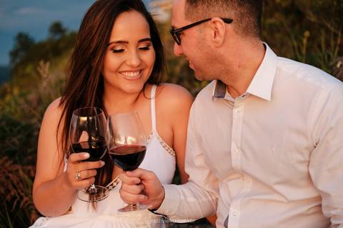 Casal tomando vinho pre wedding casamento'
