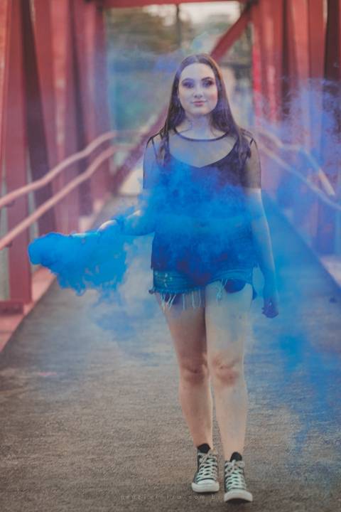 ensaio de 15 anos com fumaça azul'