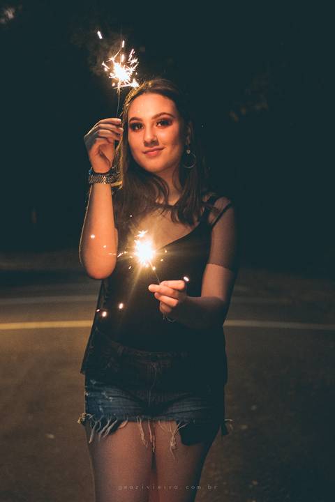 foto de menina com faísca foguinho'