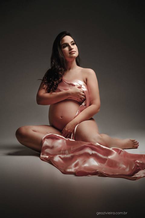 Foto ensaio sensual de gestante com tecido'