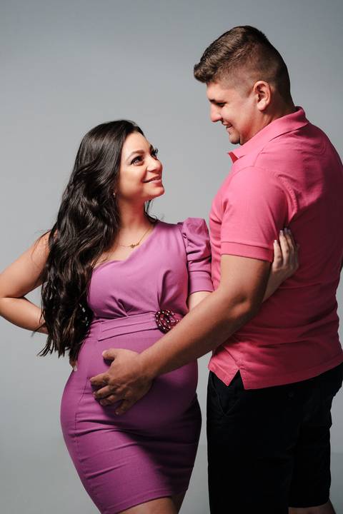 foto do pai e mãe em estudio fotografico'