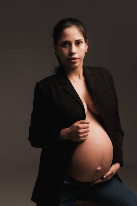 Ensaio sensual de gestante nua'