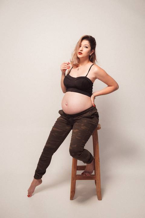 Foto de gestante em estudio de fotografia'