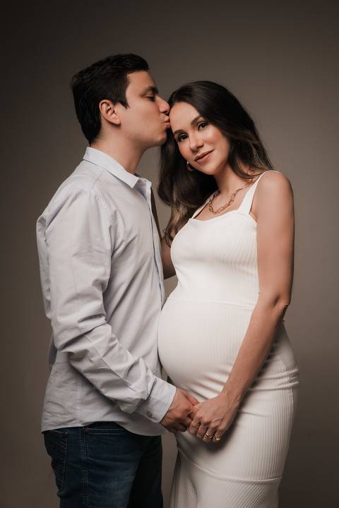 pose de gestante para ensaio fotografico'