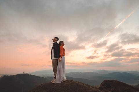 Ensaio de casal em cima da montanha '