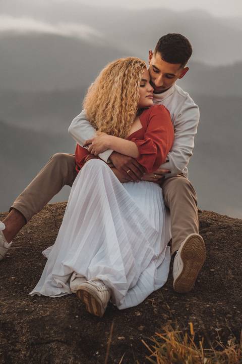 pre casamento em cima da montanha tapete de nuvens'