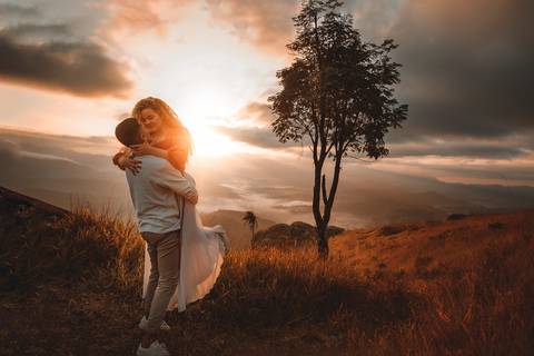 Foto de casal pre wedding com por do sol'