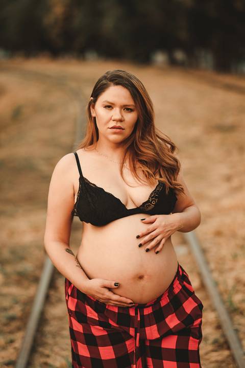 ensaio de gestante na linha de trem'