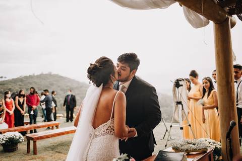 beijo dos noivos na cerimonia '