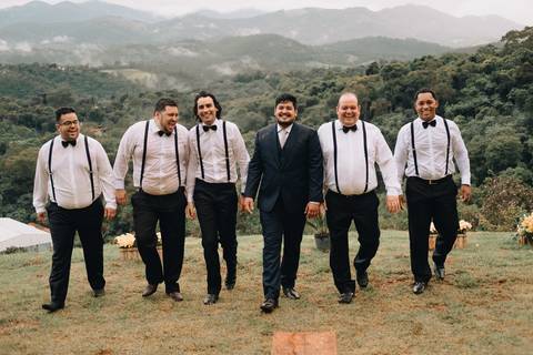 foto com os padrinhos e noivo'