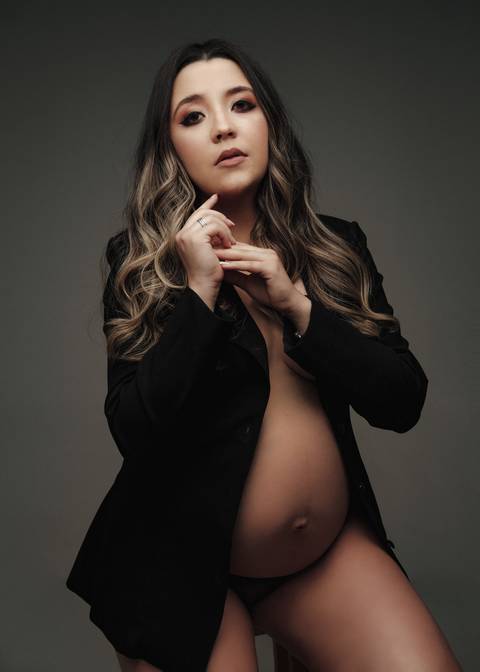 FOTO DE GESTANTE COM TERNO PRETO '