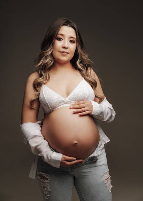ENSAIO DE GESTANTE EM ESTUDIO DE FOTOGRAFIA '