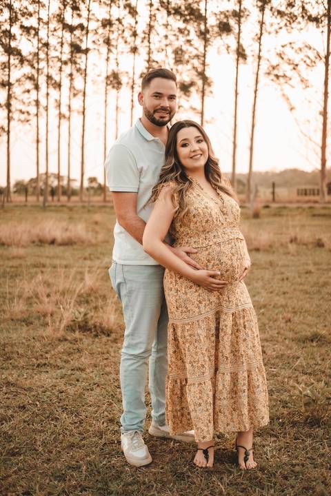 FOTO DE GESTANTE COM VESTIDO LONGO NO CAMPO '