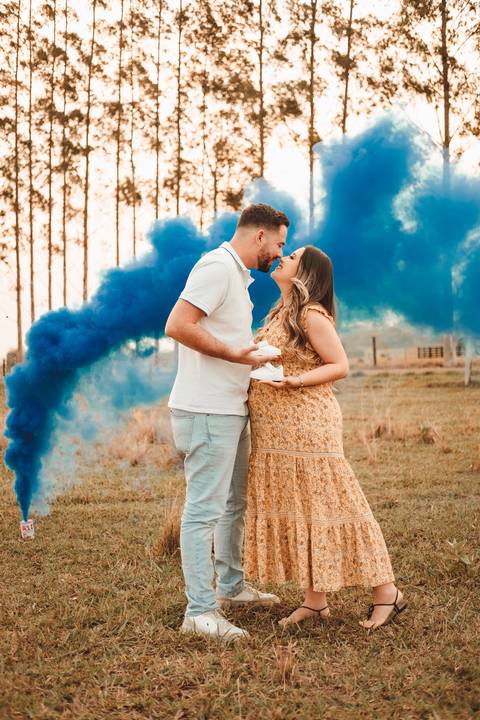 FOTO DE GESTANTE COM SAPATINHO E FUMAÇA AO AR LIVRE '