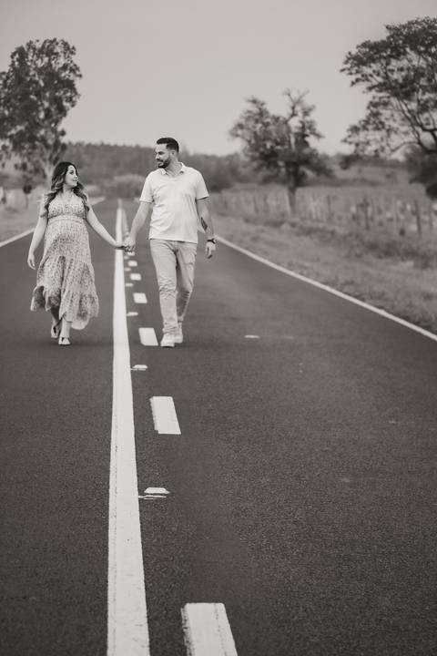 FOTO DE GESTANTE COM O MARIDO E VESTIDO LONGO AO AR LIVRE'