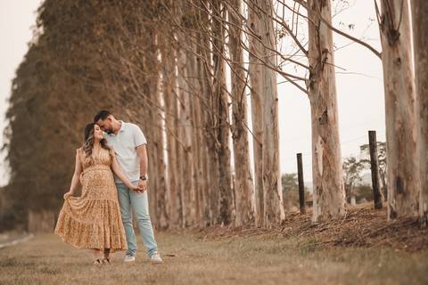 ENSAIO AO AR LIVRE DE GESTANTE COM VESTIDO FLORIDO E COM O MARIDO '
