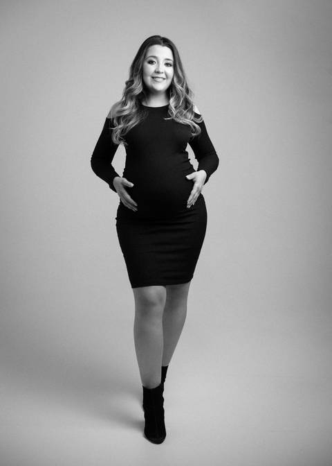 FOTO DE GESTANTE COM VESTIDO EM ESTUDIO DE FOTOGRAFIA '