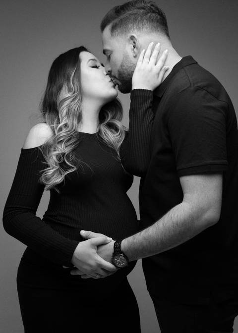 FOTO DE GESTANTE COM O MARIDO NO ESTUDIO COM ROUPA PARECIDAS '