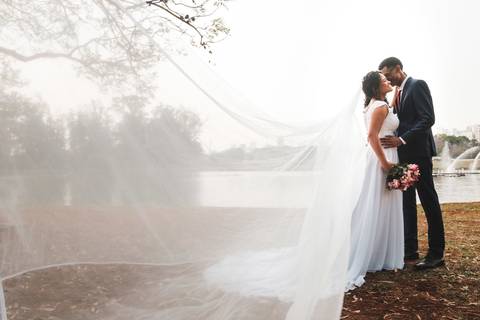 Ensaio de casamento ao ar livre no parque do Ipirapuera em São Paulo'