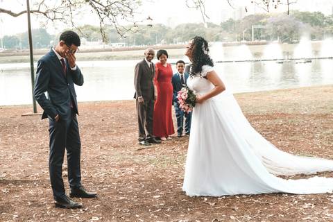 noivo chorando em cerimonia'