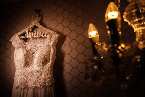 vestido de noiva em cabide personalizado '