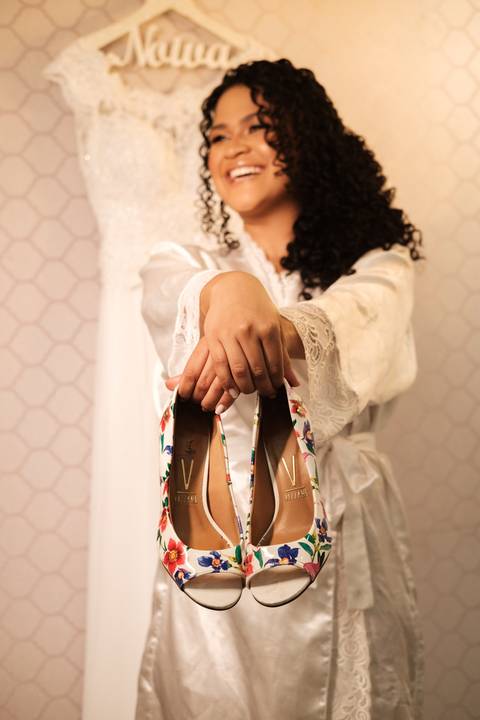 sapato de noiva e robe de noiva com renda'