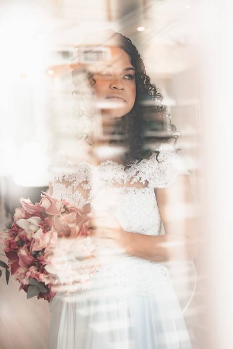 foto de vestido de noiva com buquê'