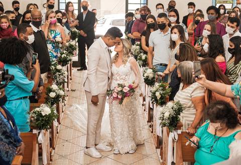 entrada da noiva em igreja catolica pequena'