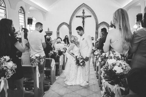 saida dos noivos pós cerimonia na igreja'