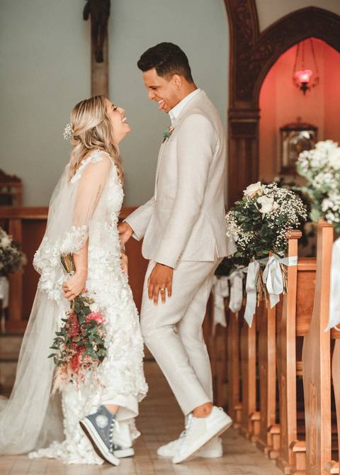 vestido de noiva estilo boho e campo com buque de noiva '