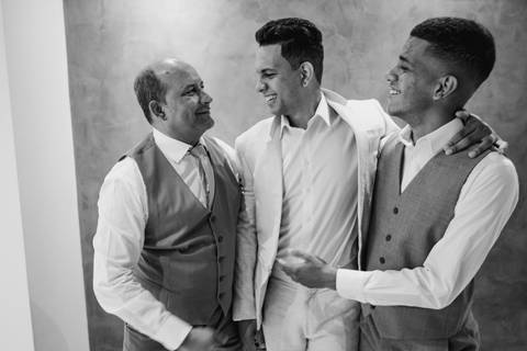 noivo com sua familia no making of'