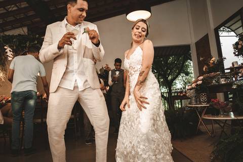 noivos dançando na festa'