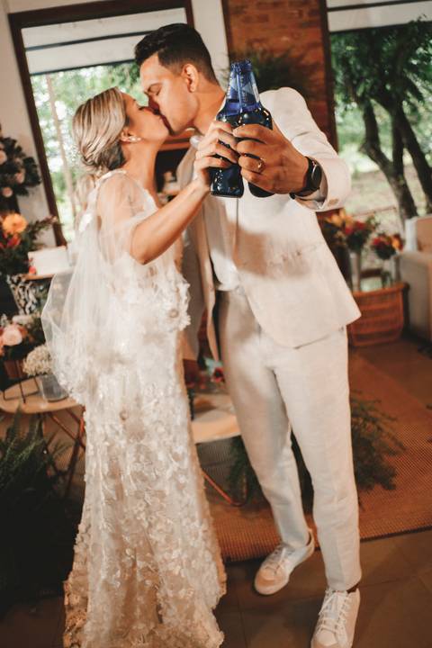 brinde dos noivos com garrafa de cerveja '