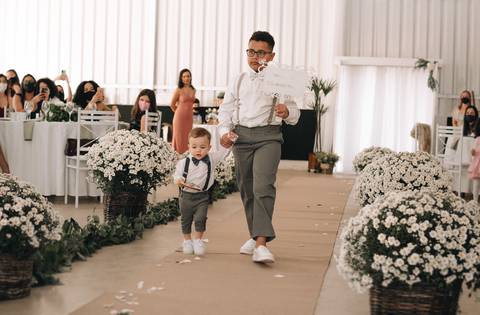 entrada das alianças na igreja com a plaquinha '