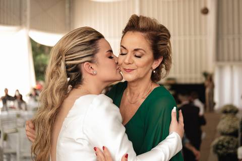 beijo da noiva com a sua mãe'