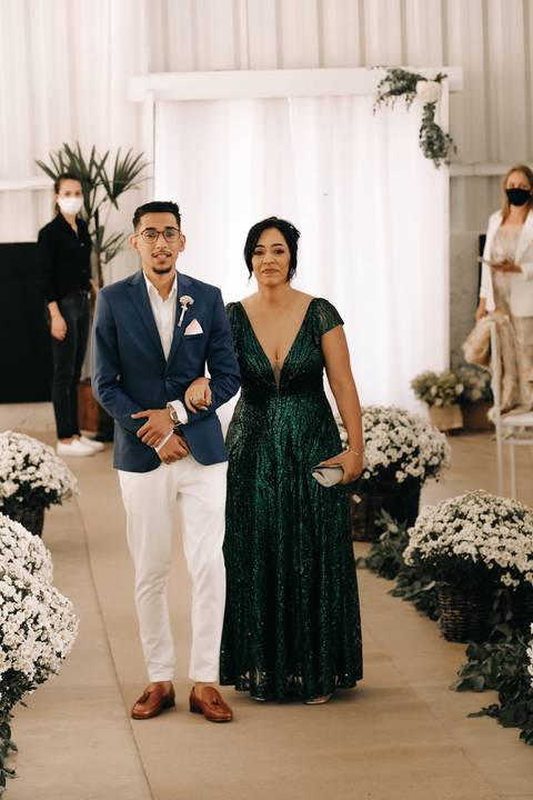 entrada do noivo com a mãe'