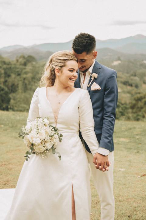 buque de noiva verde e branco , para campo e terno do noivo azul'