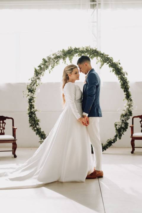 fotos de casamento no arco de flores'