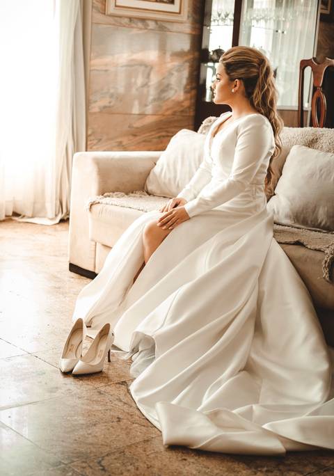 vestido de noiva manga longa branco e liso '