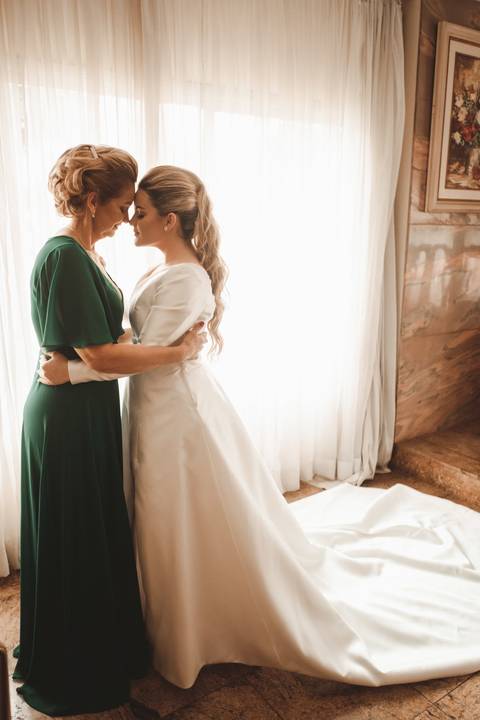 foto pousada de noiva e sua mãe'