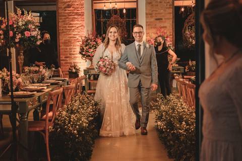 saida dos noivos pós cerinonia'