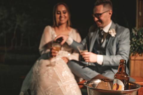 brinde dos noivos com cerveja'