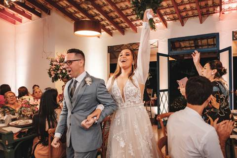 entrada dos noivos na festa'