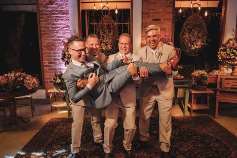 foto do noivo com padrinhos'