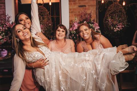 foto da noiva com madrinhas'