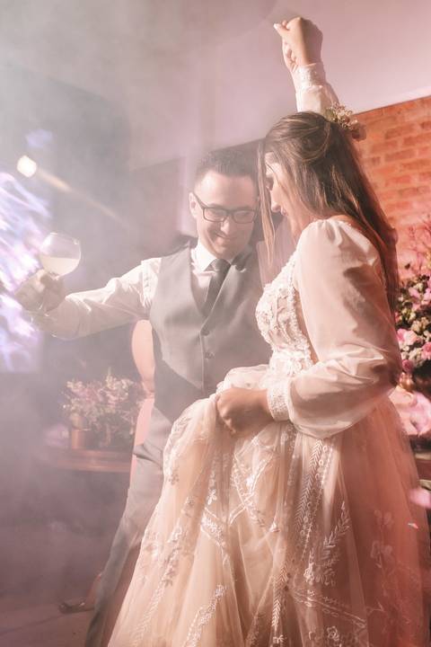 noiva e boivo dançando '