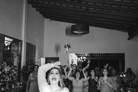 noiva jogando o buqu'