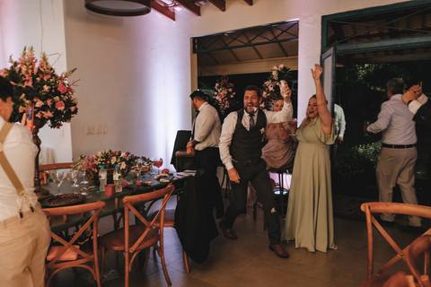 padrinho pegando o buque da noiva'